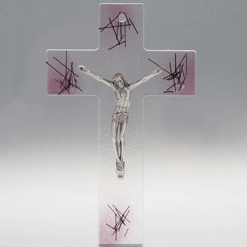 Kruzifix aus Glas mit rosa Dekorationen. 1