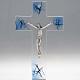 Kruzifix aus Glas mit blauen Dekorationen. s1