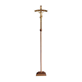 Vortragekreuze und Ständer: Vortragekreuz mit Basis, Modell Siena, Corpus Christi 3 x gebeizt, gebogener Balken Vortragekreuze und Ständer: Vortragekreuz mit Basis, Modell Siena, Corpus Christi 3 x gebeizt, gebogener Balken