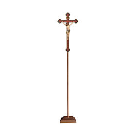 Vortragekreuz mit Basis, Modell Siena, Corpus Christi farbig gefasst, Barockkreuz mit Antik-Finish und Goldrand
