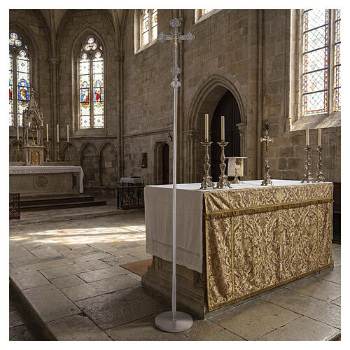 Cruz processional com Cristo e os Quatro Evangelistas base em metal acabamento prateado 240 cm 2
