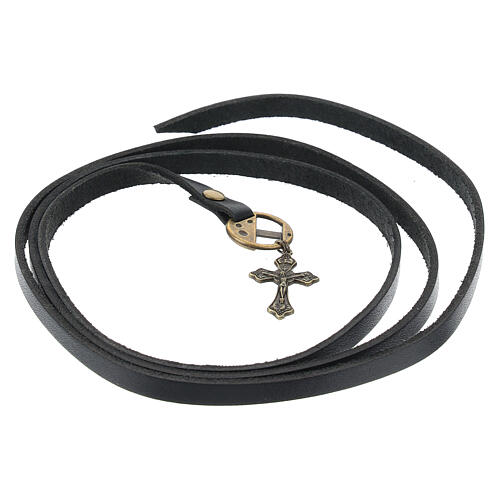 Bracelet lanière noire croix laitonnée 1