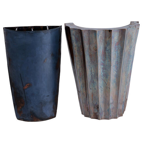 Plissierte Grabvase mit Wasserbecken aus bronzefarbigen Messing 4