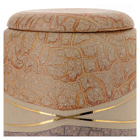 Cremation urn with marbled cream majolica casing