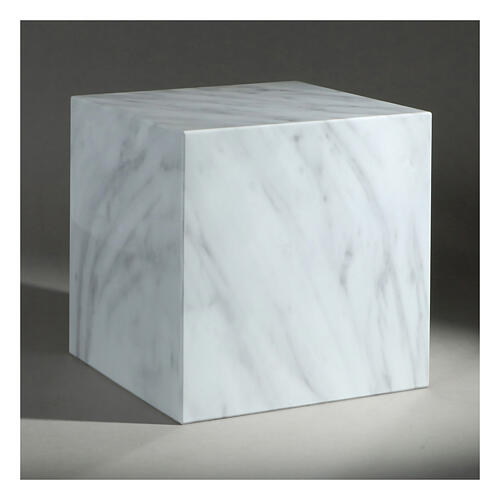 Urne cinéraire cube lisse effet marbre de Carrare brillant 5L 2