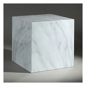 Urna cinerária cubo liso efeito mármore de Carrara brilhnate 5L