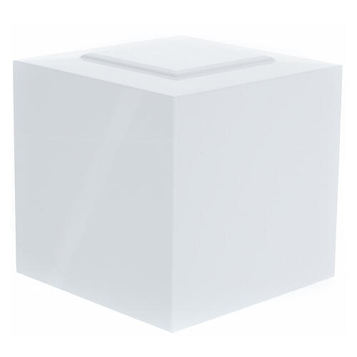 Glossy white lacquered funerary urn, embossed cube, 5 L 1