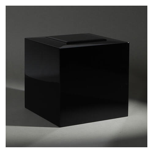 Glossy black lacquered funerary urn, embossed cube, 5 L 2