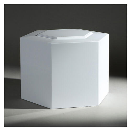 Embossed hexagonal funeral urn with glossy white lacquered finish, 5 L 2