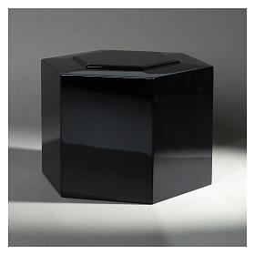 Embossed hexagonal funeral urn with glossy black lacquered finish, 5 L