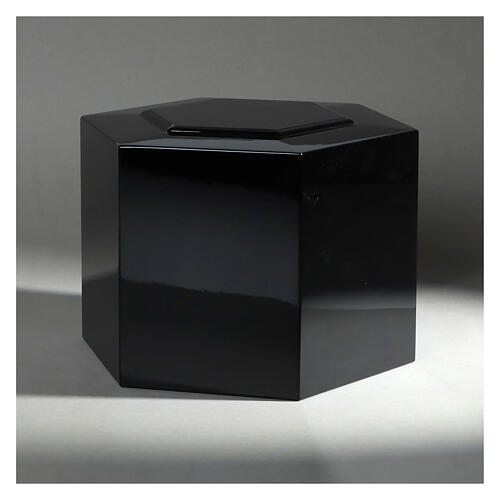 Embossed hexagonal funeral urn with glossy black lacquered finish, 5 L 2