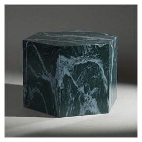 Urne cinéraire hexagone lisse effet marbre vert du Guatemala brillant 5L