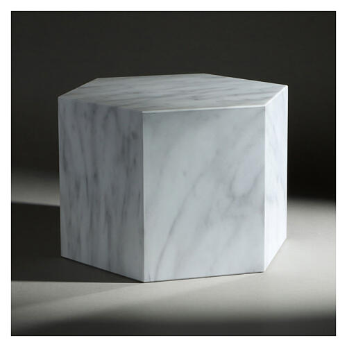 Urna na prochy, sześciokątna, gładka, efekt marmuru Carrara (połysk), 5 L 2