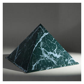 Urne cinéraire pyramide lisse effet marbre vert du Guatemala fin. brillante 5L
