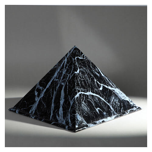 Urne cinéraire pyramide lisse effet marbre noir fin. brillante 5L 2