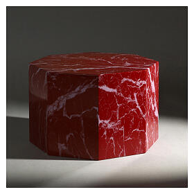 Smooth octogonal urn, polished red-veined marble look, 5L