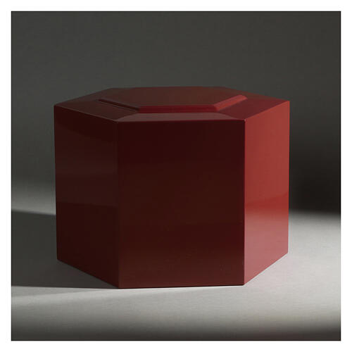Ascheurne, sechseckige Grundform mit leicht erhabenen hexagonalem Aufsatz, glänzend rot lackiert, 5L 2