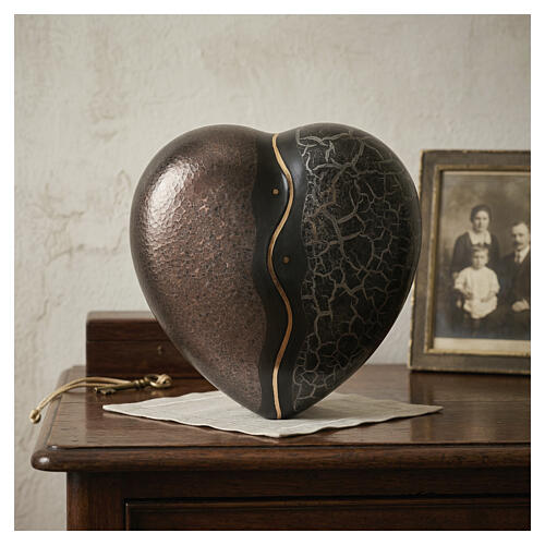 Urna corazón negro detalles mármol oro 14x30x29 5lt 2