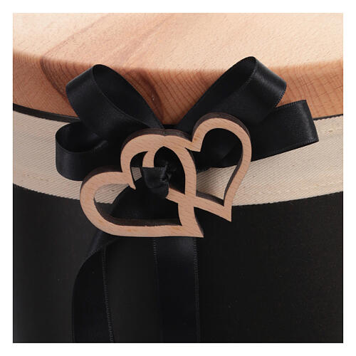 Urna cineraria metal y tapa madera lazo negro corazones 4