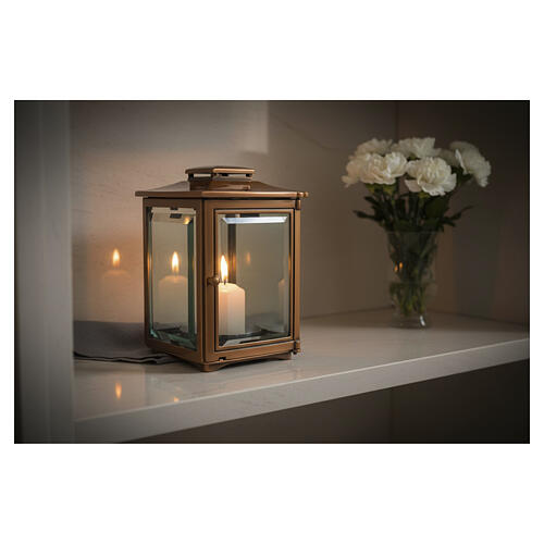 Lampe funéraire carrée pour bougies de 8 cm de diamètre, finition bronze, 20x14x14 cm 2