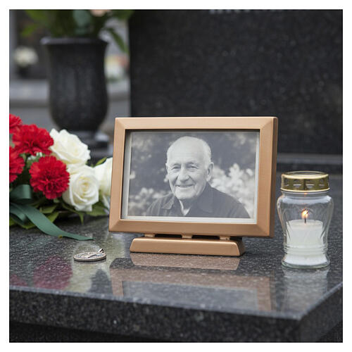 Bronze-finished horizontal outdoor photo frame for 4x6-inch photos 2