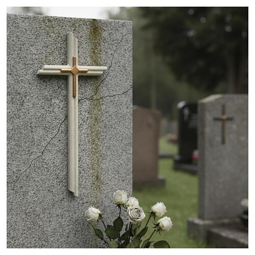 Cruz de parede com acabamento em mármore botticino e friso em bronze para exterior 2