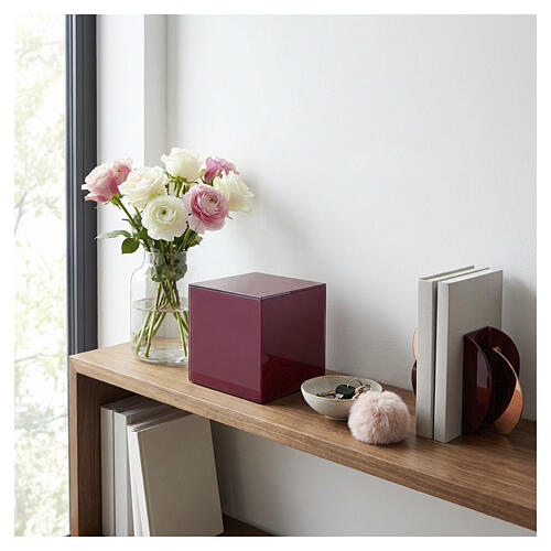 Urne cinéraire cubique en verre rouge 20 cm 2