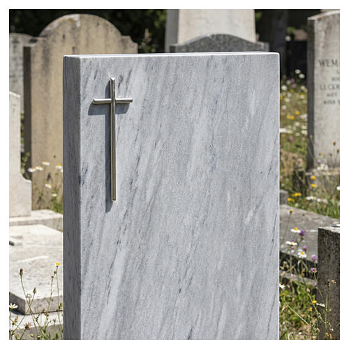 Croix murale en acier au profil linéaire 2