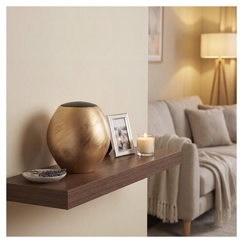 Round porcelain funerary urn with satin gold finish 2