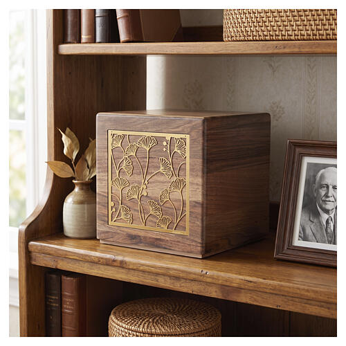 Walnut cremation urn with 24kt gold-plated brass applique, Dona line, 21x21x21 cm Immenso model 2