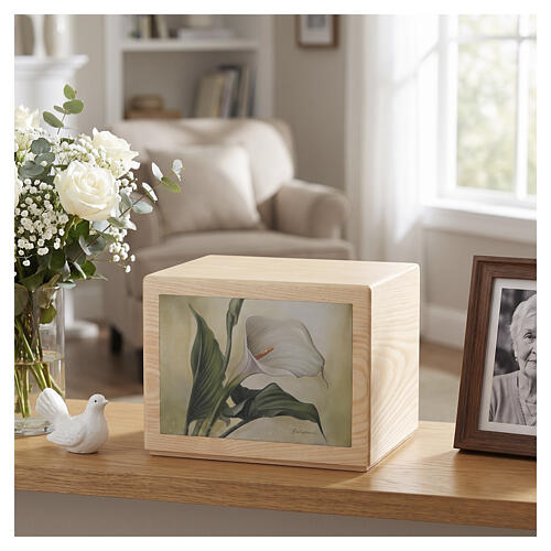Ascheurne aus Eschenholz der Produktlinie Dona mit Lederapplikation und Calla-Motiv 20x25x20 cm 2
