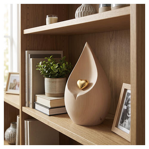Lacrima Cremation Urn in linden wood with gold heart, Val Gardena 2