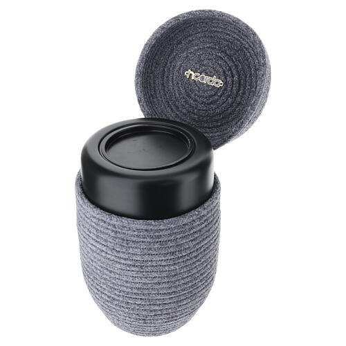 Urna funeraria InCorda linea Velvet grigio con lavorazione sartoriale 4