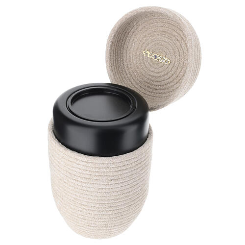 Urne cinéraire InCorda, gamme Velvet blanche, finition couture sur mesure 4