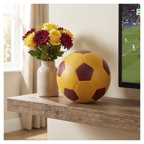 Pallone da calcio giallo e bordeaux urna cineraria ceramica artistica 2