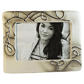 Urna cinera com porta-fotografias e decoração de fios prateados, em cerâmica artística
