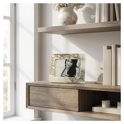 Urna cinera com porta-fotografias e decoração de fios prateados, em cerâmica artística 2