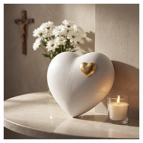 Urna cinerária «Cuore» em madeira de tília branca com coração dourado do Val Gardena 2