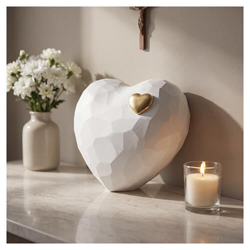 Urna cinerária «Cuore» branco facetado em madeira de tília do Val Gardena com pequeno coração dourado 2