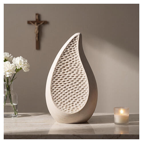 "Lacrima" cremation urn in linden wood, Val Gardena 2