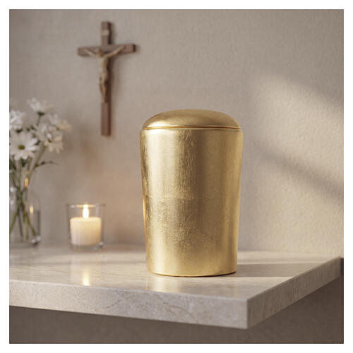 Val Gardena cylindrical cremation urn in gilded limewood, from the Speranza range 2