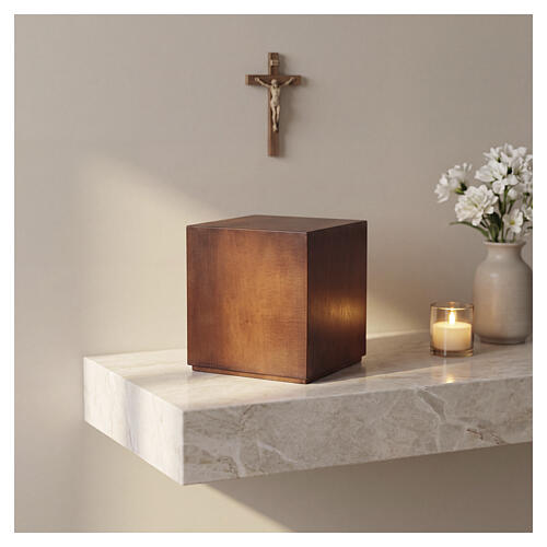 Urna cinerária Cubo Val Gardena em madeira de tília brunida 2
