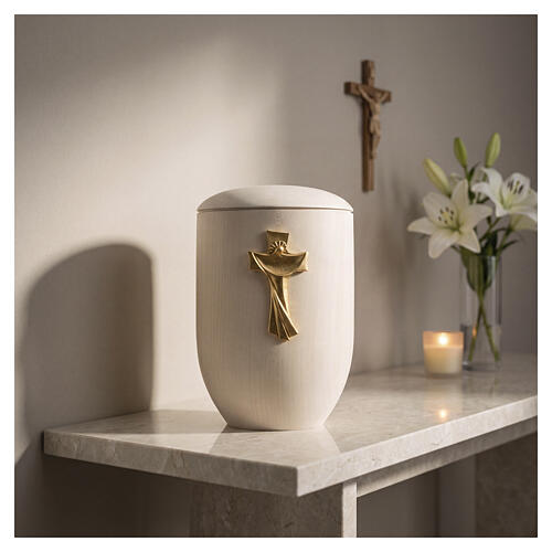 Urna cinerária linha Pace em madeira de tília Val Gardena com crucifixo dourado 2