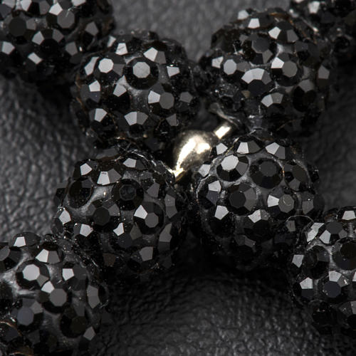 Krzyżyk z perłami strasego czarny 3x3.5 cm 3