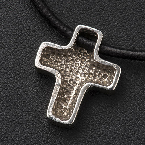 Klassisches Kreuz aus Silber mit Schnur 4
