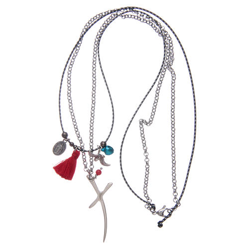 Collar cadena con cruz estilizada y borla roja 3