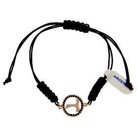 Bracciale argento 925 color rosé medaglietta croce Tau traforata con zircone neri e cordino nero