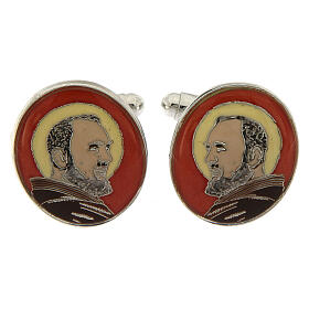 Botões de punho latão bronzeado branco São Padre Pio fundo vermelho