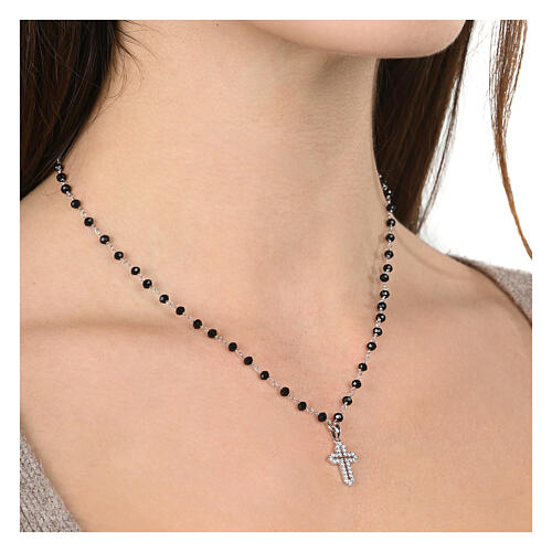 Collier Coloribus grains noirs croix zircons blancs Agios 2