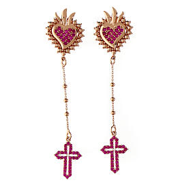 Brincos pêndulos Agios Sagrado Coração e cruz perfurada zircões rubi